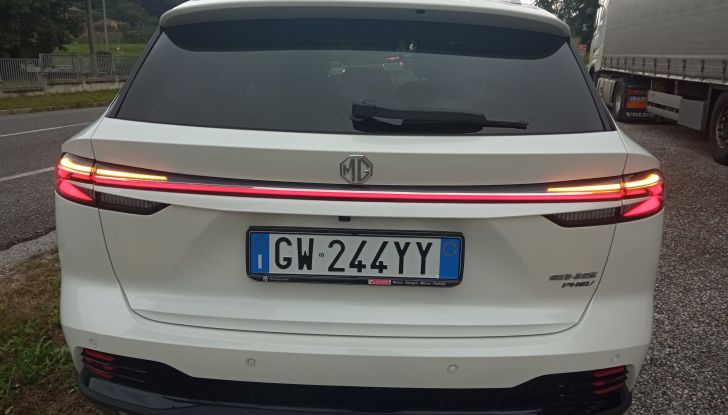 Prova su strada, motori e prezzi delle nuove MG EHS, HS e ZS - Foto 5 di 19