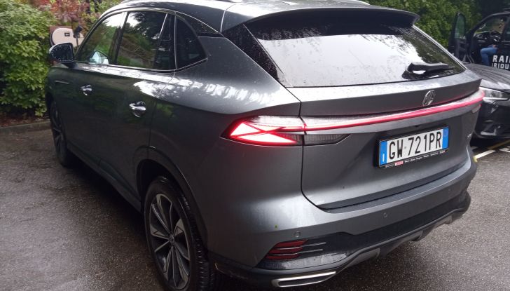 Prova su strada, motori e prezzi delle nuove MG EHS, HS e ZS - Foto 12 di 19