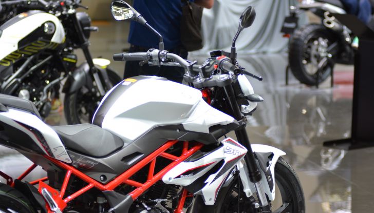 Benelli Leoncino Bobber 400: nuova power cruiser per il 2025 - Foto 14 di 65