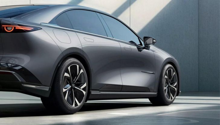 Mazda EZ-6: caratteristiche, design, abitacolo, versioni, motori, autonomia e prezzi - Foto 14 di 25