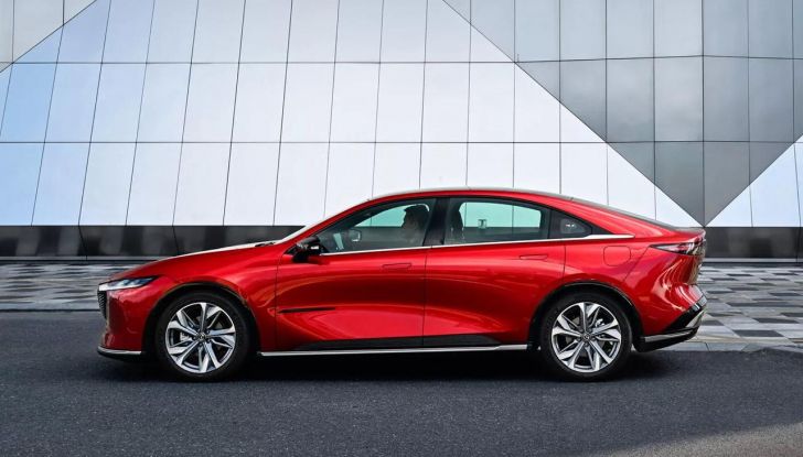 Mazda EZ-6: caratteristiche, design, abitacolo, versioni, motori, autonomia e prezzi - Foto 3 di 25