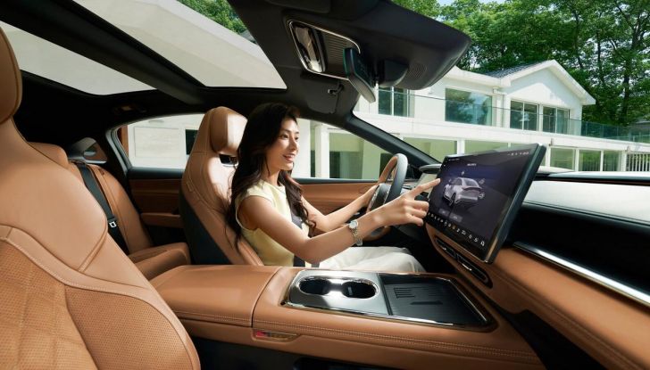 Mazda EZ-6: caratteristiche, design, abitacolo, versioni, motori, autonomia e prezzi - Foto 24 di 25