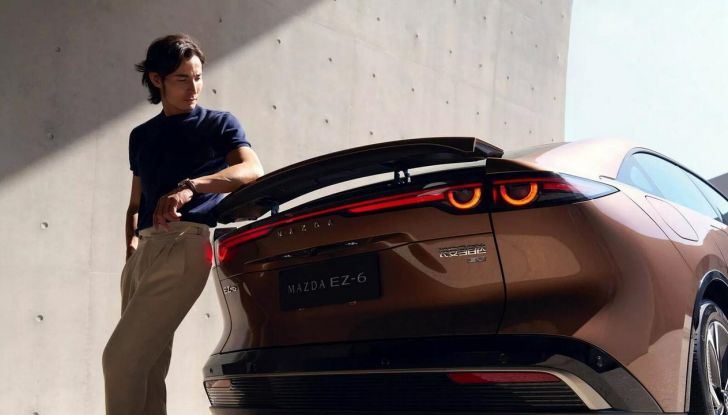 Mazda EZ-6: caratteristiche, design, abitacolo, versioni, motori, autonomia e prezzi - Foto 12 di 25