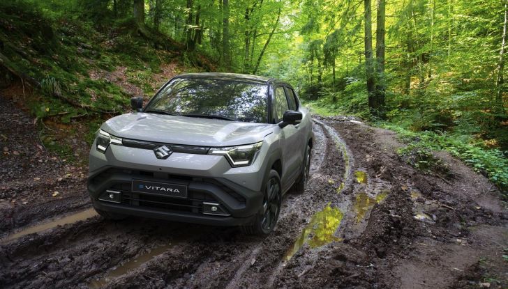 Suzuki e Vitara: caratteristiche, design, abitacolo, motore e disponibilità - Foto 20 di 27