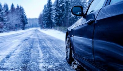 Come proteggere il parabrezza dell’auto da ghiaccio e umidità