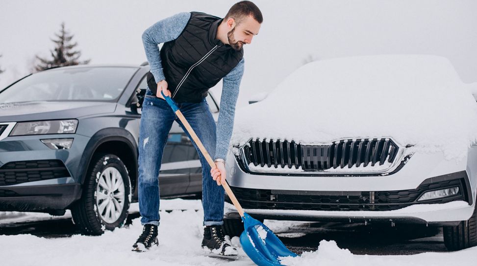 Guida sicura su neve e ghiaccio: i sei consigli degli esperti di Parclick