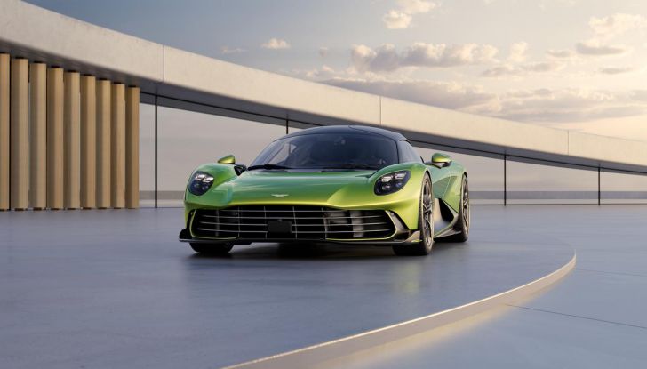 Aston Martin Valhalla: nata per la pista, pronta per la strada - Foto 10 di 28