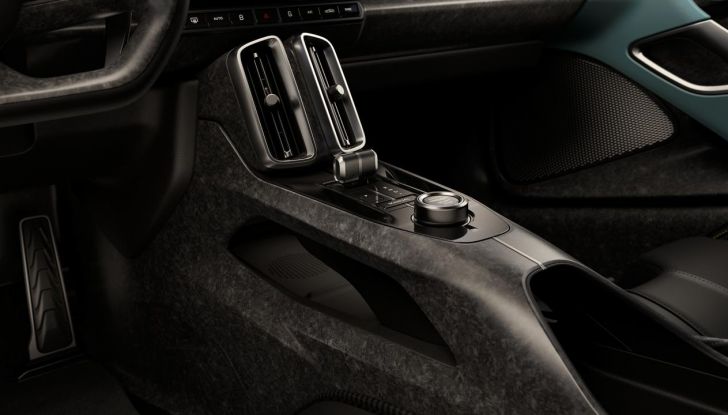 Aston Martin Valhalla: nata per la pista, pronta per la strada - Foto 24 di 28