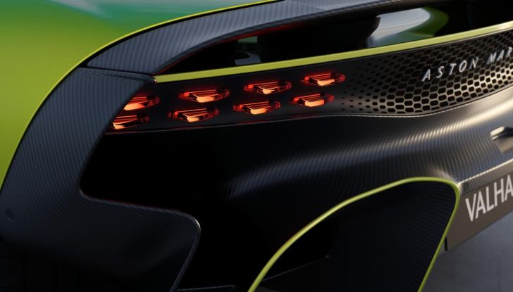Aston Martin Valhalla: nata per la pista, pronta per la strada - Foto 19 di 28