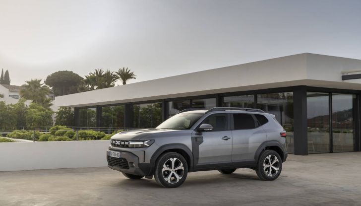Dacia Duster 2026: 155 CV, trazione elettrica e feeling da ammiraglia - Foto 1 di 10