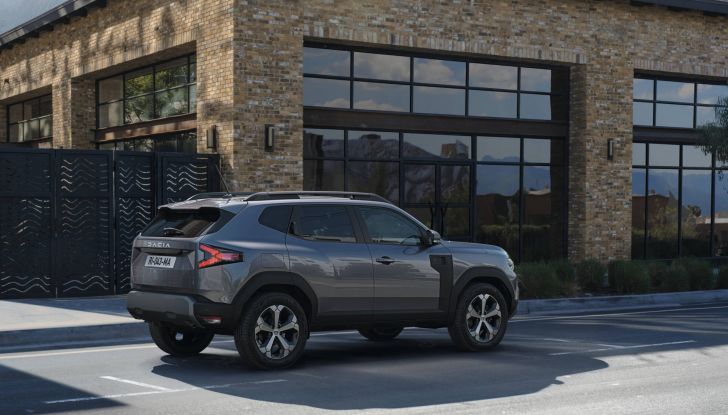 Dacia Duster 2026: 155 CV, trazione elettrica e feeling da ammiraglia - Foto 6 di 10