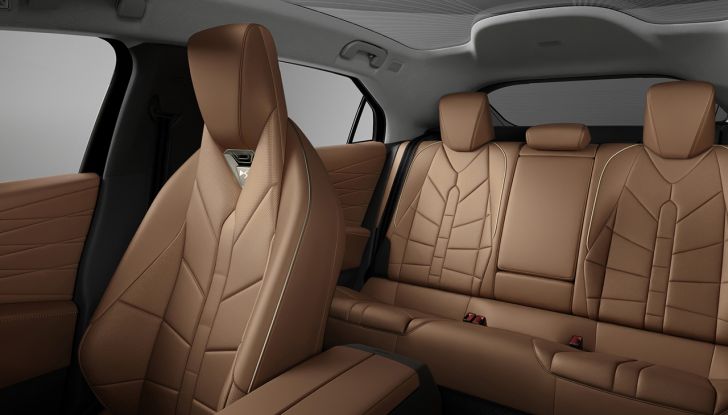 DS N°8 2025: il nuovo crossover elettrico francese prodotto in Italia e con 750 km di autonomia - Foto 13 di 15