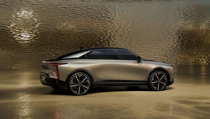 DS N°8 2025: il nuovo crossover elettrico francese prodotto in Italia e con 750 km di autonomia - Foto 4 di 15