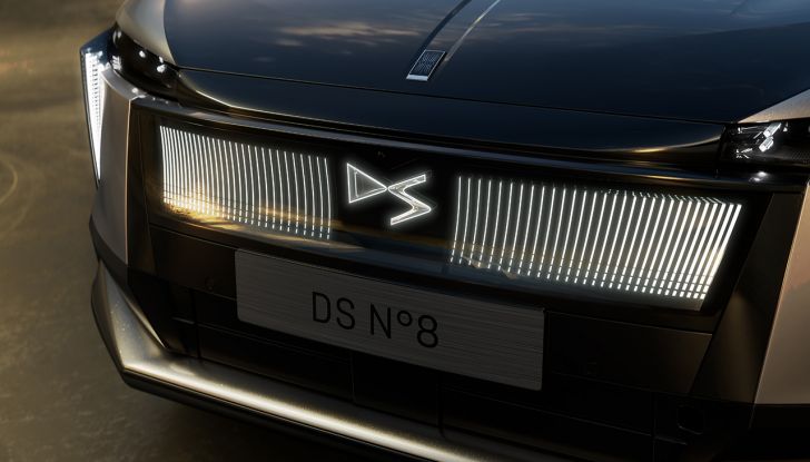 DS N°8 2025: il nuovo crossover elettrico francese prodotto in Italia e con 750 km di autonomia - Foto 8 di 15