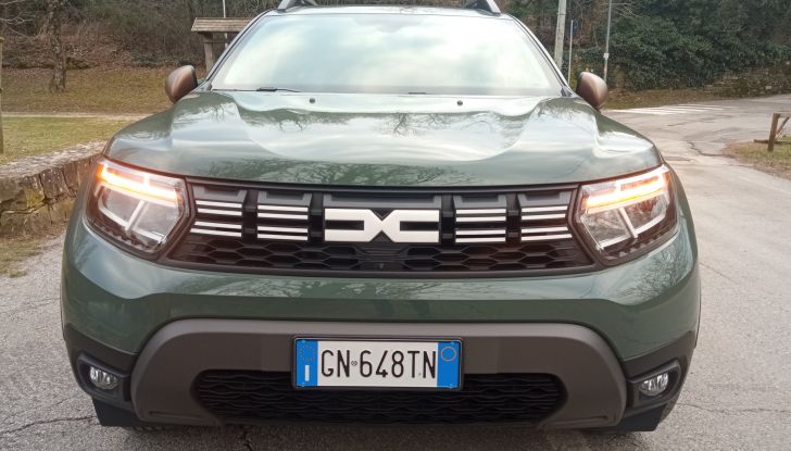Dacia Duster 2026: 155 CV, trazione elettrica e feeling da ammiraglia - Foto 7 di 10