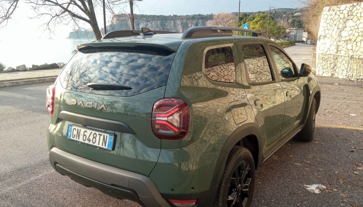 Dacia Duster 2026: 155 CV, trazione elettrica e feeling da ammiraglia - Foto 8 di 10