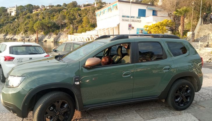 Dacia Duster 2026: 155 CV, trazione elettrica e feeling da ammiraglia - Foto 9 di 10