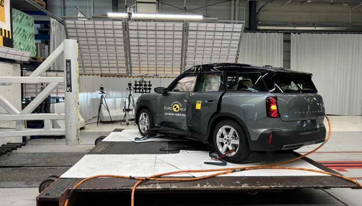 Mini Countryman 2024: 5 stelle Euro NCAP per la sicurezza di tutta la famiglia - Foto 9 di 13