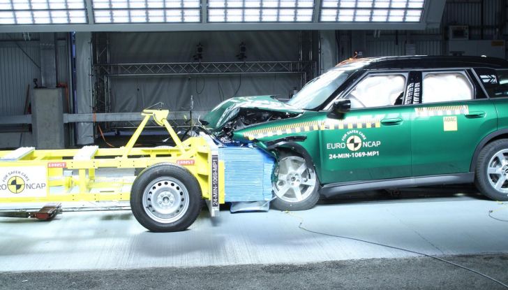 Mini Countryman 2024: 5 stelle Euro NCAP per la sicurezza di tutta la famiglia - Foto 8 di 13