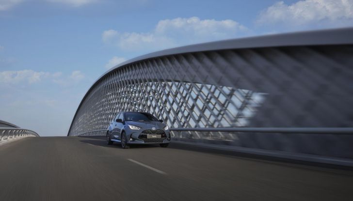 Toyota Yaris 2025: look sportivo e tecnologia avanzata per la compatta ibrida - Foto 3 di 9