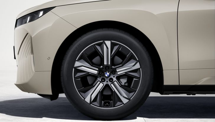 BMW iX 2026 raddoppia: più potenza, autonomia superiore e nuovo look - Foto 12 di 90
