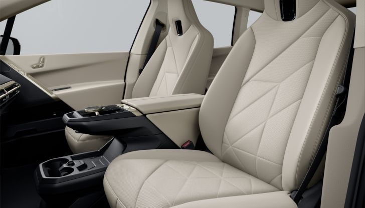 BMW iX 2026 raddoppia: più potenza, autonomia superiore e nuovo look - Foto 14 di 90
