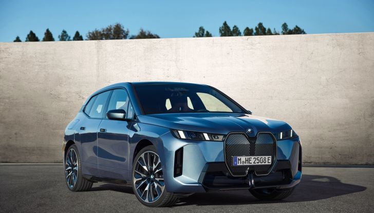 BMW iX 2026 raddoppia: più potenza, autonomia superiore e nuovo look - Foto 17 di 90