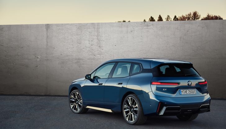 BMW iX 2026 raddoppia: più potenza, autonomia superiore e nuovo look - Foto 19 di 90