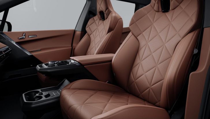 BMW iX 2026 raddoppia: più potenza, autonomia superiore e nuovo look - Foto 3 di 90
