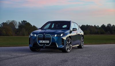 BMW iX 2026 raddoppia: più potenza, autonomia superiore e nuovo look