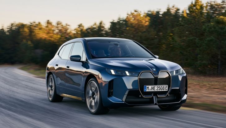 BMW iX 2026 raddoppia: più potenza, autonomia superiore e nuovo look - Foto 29 di 90