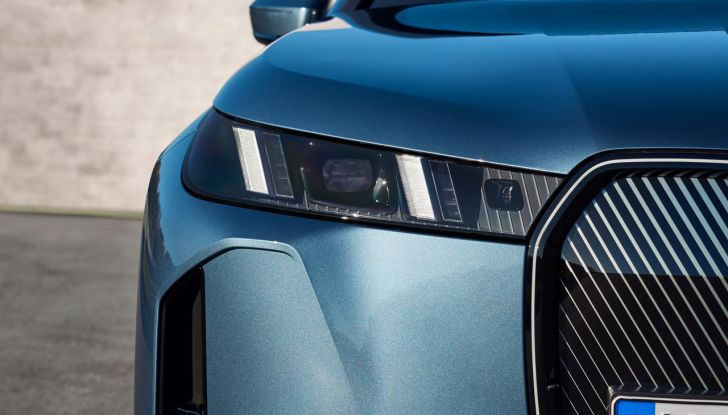 BMW iX 2026 raddoppia: più potenza, autonomia superiore e nuovo look - Foto 35 di 90