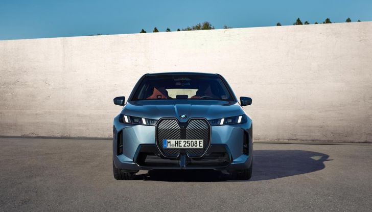 BMW iX 2026 raddoppia: più potenza, autonomia superiore e nuovo look - Foto 5 di 90