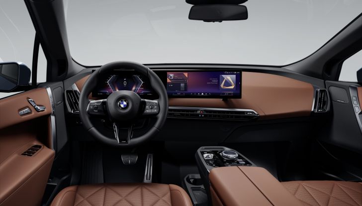 BMW iX 2026 raddoppia: più potenza, autonomia superiore e nuovo look - Foto 52 di 90