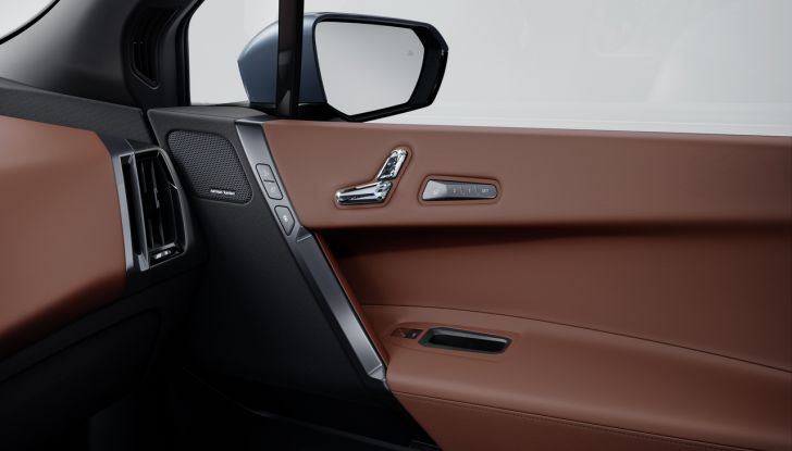 BMW iX 2026 raddoppia: più potenza, autonomia superiore e nuovo look - Foto 56 di 90