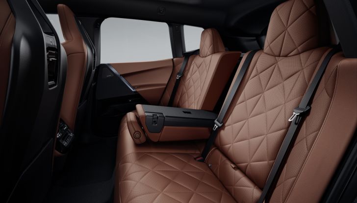 BMW iX 2026 raddoppia: più potenza, autonomia superiore e nuovo look - Foto 58 di 90