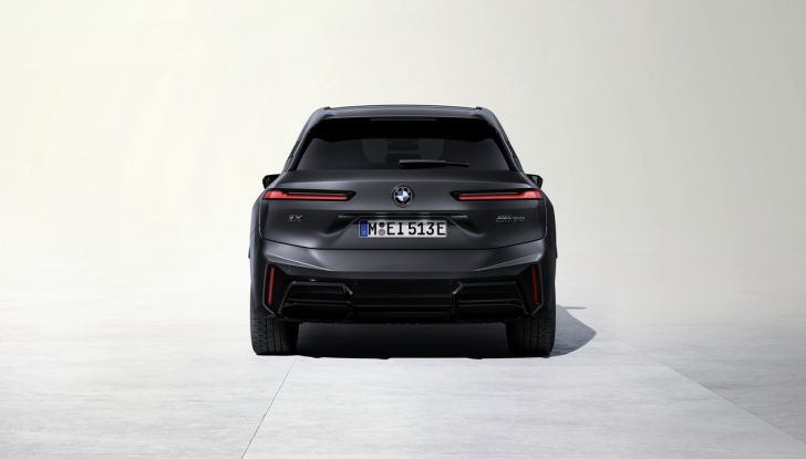 BMW iX 2026 raddoppia: più potenza, autonomia superiore e nuovo look - Foto 62 di 90