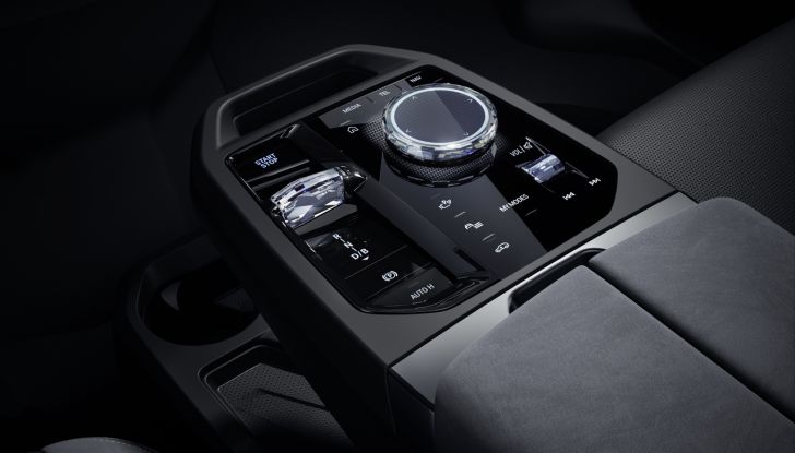 BMW iX 2026 raddoppia: più potenza, autonomia superiore e nuovo look - Foto 69 di 90