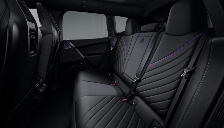 BMW iX 2026 raddoppia: più potenza, autonomia superiore e nuovo look - Foto 74 di 90