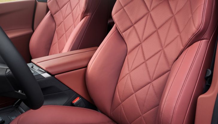 BMW iX 2026 raddoppia: più potenza, autonomia superiore e nuovo look - Foto 86 di 90