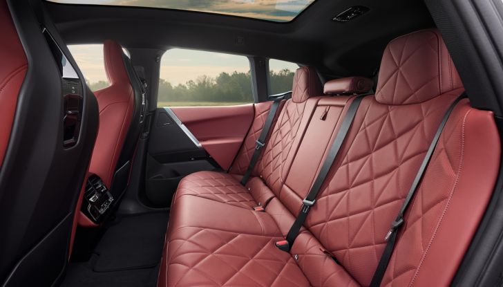 BMW iX 2026 raddoppia: più potenza, autonomia superiore e nuovo look - Foto 87 di 90