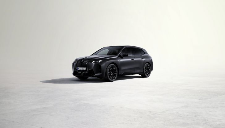 BMW iX 2026 raddoppia: più potenza, autonomia superiore e nuovo look - Foto 88 di 90