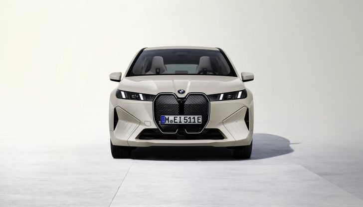 BMW iX 2026 raddoppia: più potenza, autonomia superiore e nuovo look - Foto 10 di 90