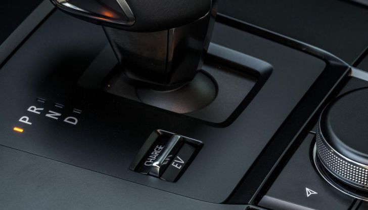 Mazda MX-30 R-EV 2025: guidare in elettrico senza ansia grazie al motore Wankel - Foto 21 di 23