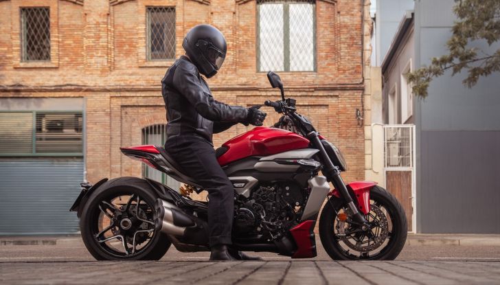 Ducati e Dsquared2 presentano una capsule collection in collaborazione ispirata alla nuova XDiavel V4 - Foto 1 di 10