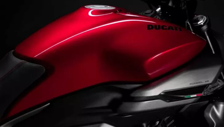 Ducati e Dsquared2 presentano una capsule collection in collaborazione ispirata alla nuova XDiavel V4 - Foto 7 di 10