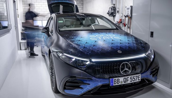 Mercedes EQS con batteria allo stato solido sfonda il muro dei 1000 km - Foto 9 di 16