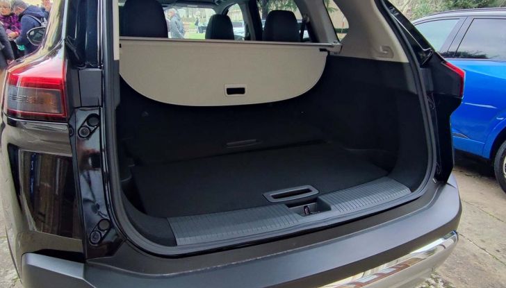 Nissan X-Trail Mild Hybrid e Ariya Nismo 2025: prova su strada, consumi e prezzi - Foto 40 di 41