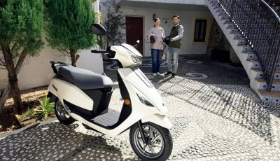 Suzuki debutta tra gli scooter elettrici con e-Address