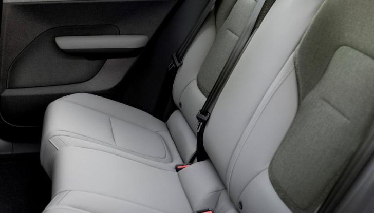 Volvo EX30 Cross Country: il SUV compatto elettrico che non teme lo sterrato - Foto 22 di 33
